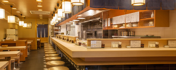 やす幸店内のカウンター